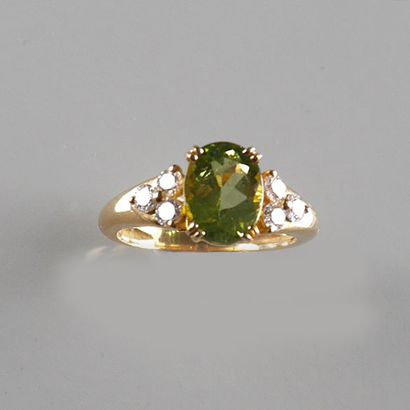 BAGUE en or jaune 18k (750/°°) centrée d'un...