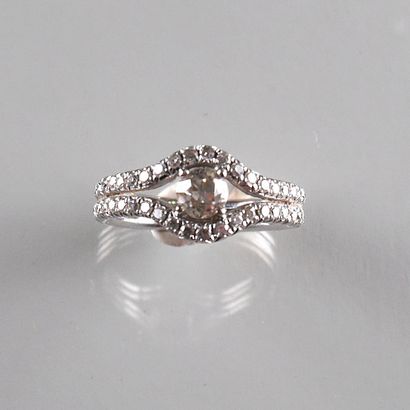 BAGUE en or blanc 18k (750/°°) centrée d’un...