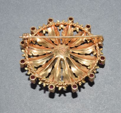 BROCHE en or jaune 18k (750/°°) stylisant...