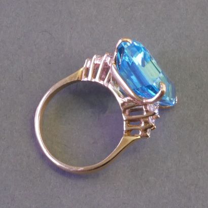 BAGUE en or jaune 18k (750/°°) ornée d'une...