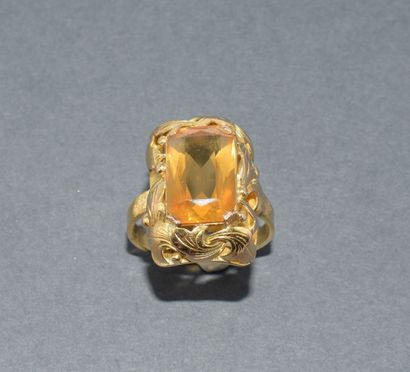 BAGUE en or jaune 18k (750/°°) ornée d’une...