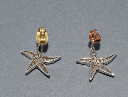 PAIRE DE BOUTONS D'OREILLE en or blanc 18k...