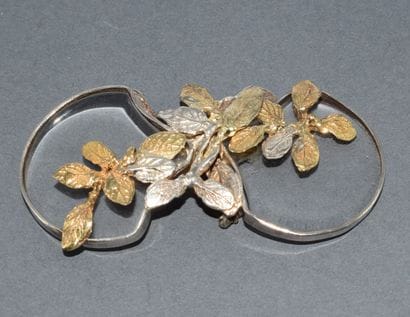 BROCHE en or jaune 18k (750/°°) et argent...