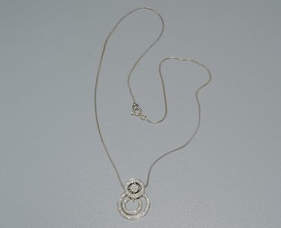 PENDENTIF et CHAINE en or blanc 18k (750/°°)...