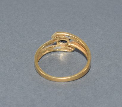 BAGUE en or jaune 18k (750/°°) ornée d’un...