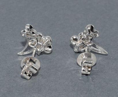 PAIRE DE BOUCLES D’OREILLES en or blanc 18k...