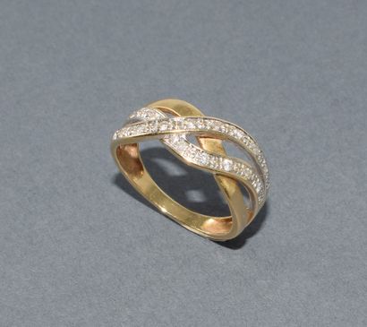 BAGUE en or jaune 18k (750/°°) à décor de...