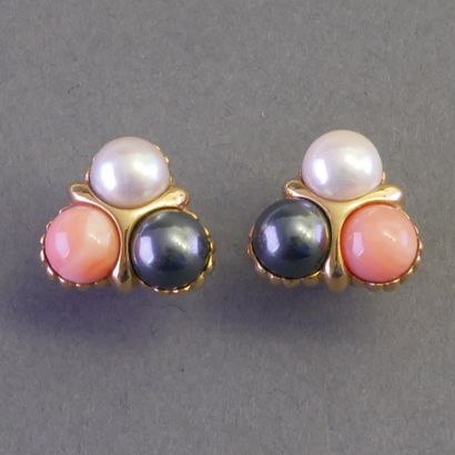 PAIRE DE BOUTONS D'OREILLE or jaune 18k (750/°°)...