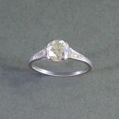 BAGUE en platine ornée d’un diamant de taille...