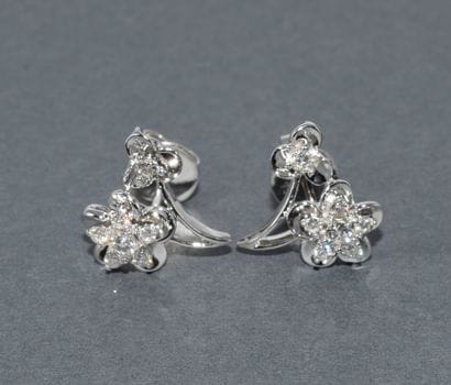 PAIRE DE BOUCLES D’OREILLES en or blanc 18k...