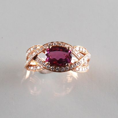 BAGUE en or rose 18k (750/°°) à monture croisée...