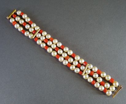 BRACELET trois rangs de perles de culture...