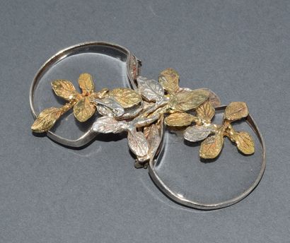 BROCHE en or jaune 18k (750/°°) et argent...