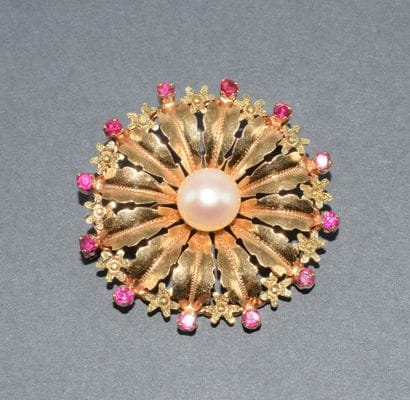 BROCHE en or jaune 18k (750/°°) stylisant...