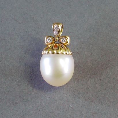 PENDENTIF en or jaune 18k (750/°°) retenant...