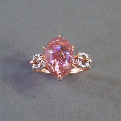 BAGUE en or rose 18k (750/°°) centrée d'un...