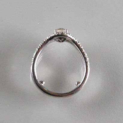 BAGUE en or blanc 18k (750/°°) centrée d’un...