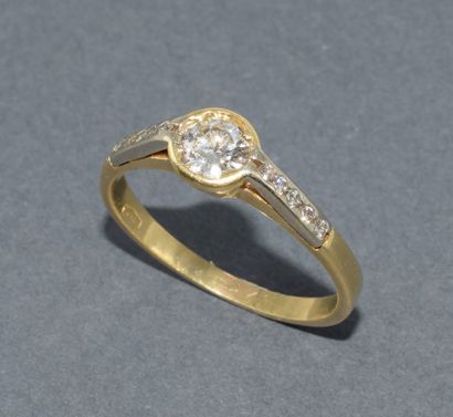 BAGUE SOLITAIRE en or jaune 18k (750/°°)...