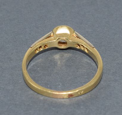 BAGUE SOLITAIRE en or jaune 18k (750/°°)...