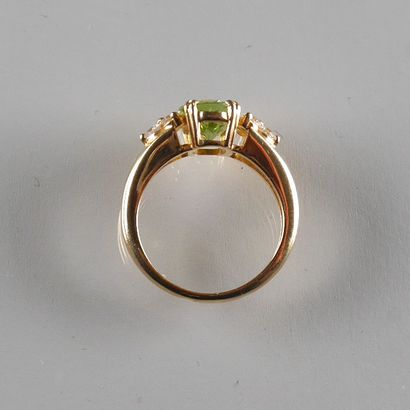 BAGUE en or jaune 18k (750/°°) centrée d'un...