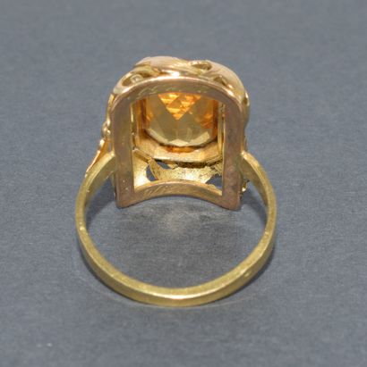 BAGUE en or jaune 18k (750/°°) ornée d’une...