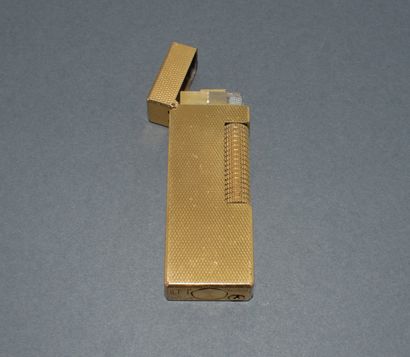 DUNHILL. Gold-plated lighter. Signed.
(W...