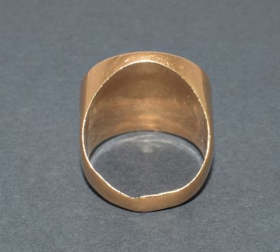 18k (750/°°) yellow gold ring set with a...