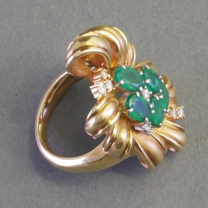 FLOWER RING in 18k (750/°°) yellow gold set...