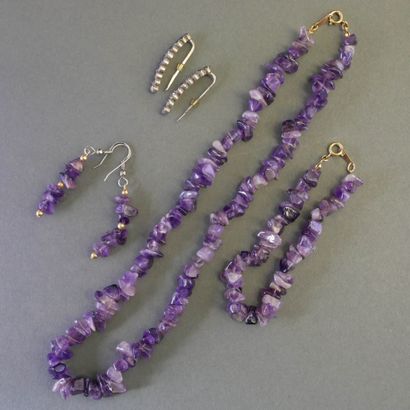 FANTAISIE LOT including resin necklaces,...