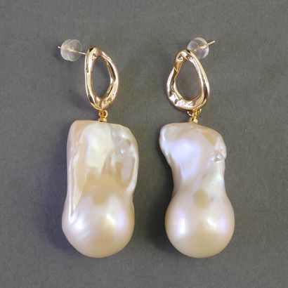 PAIR OF EARRINGS in gilded metal holding...