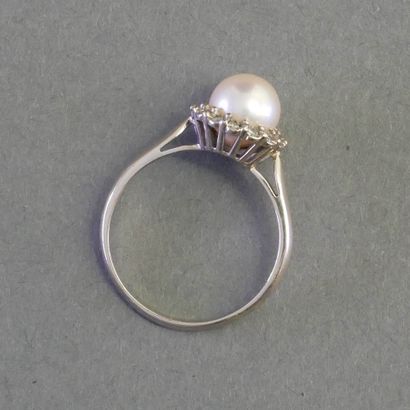 18k (750/°°) white gold ring set with an...