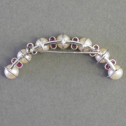 18k (750/°°) white gold half-moon brooch...