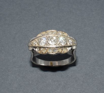 18k (750/°°) white gold CHEVALIERE ring set...