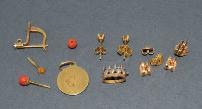 LOT OF 18k (750/°°) GOLD consisting of baby...