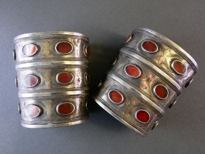 TURKMENISTAN
PAIRE DE BRACELETS MANCHETTES...