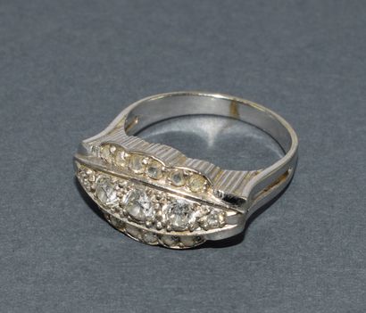 18k (750/°°) white gold CHEVALIERE ring set...