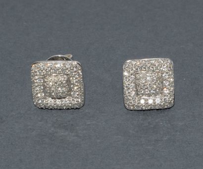 PAIRE DE CLOUS D’OREILLES en or blanc 18k...