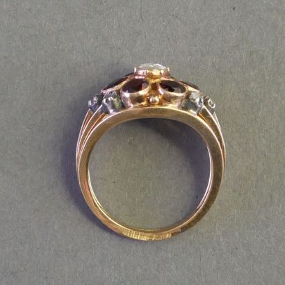 14k (585/°°) gold FLOWER RING centered on...