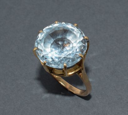RING in 18k (750/°°) yellow gold adorned...