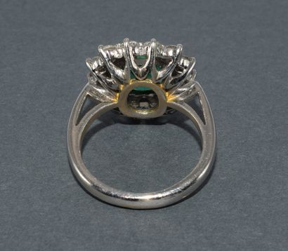 RING in 18k (750/°°) white gold centered...