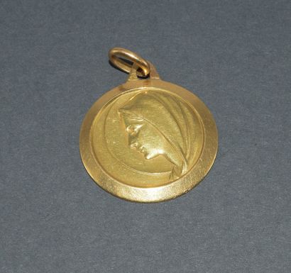 MEDAL in 18k (750/°°) yellow gold featuring...