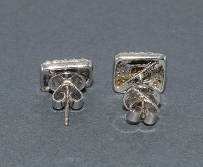 PAIRE DE CLOUS D’OREILLES en or blanc 18k...