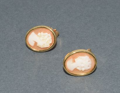 PAIR OF EARRINGS in 18k (750/°°) yellow gold,...
