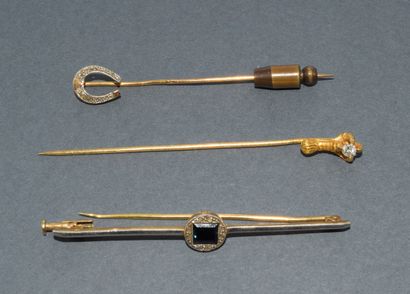 ENSEMBLE de 3 épingles en or jaune 18k (750/°°)...