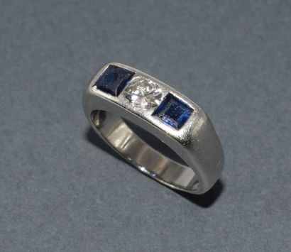 LITTLE FINGER RING in platinum, centered...