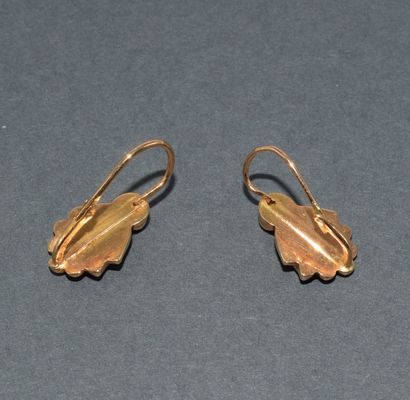 PAIRE DE DORMEUSES en or jaune 18k (750/°°)...