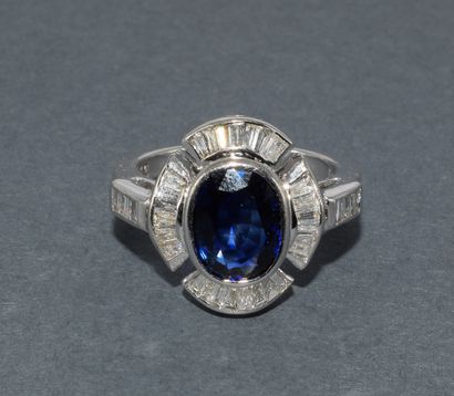 18k (750/°°) white gold SKIRT RING centered...
