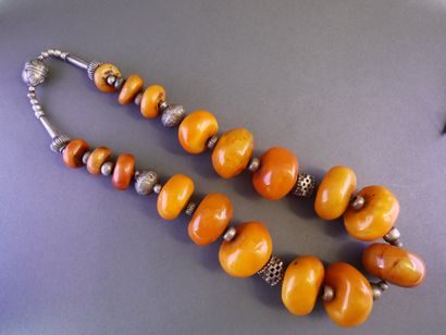 AFRIQUE DU NORD , XXe siècle
COLLIER en chute...