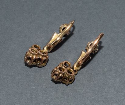 PAIR OF DORMEUSES in 18k (750/°°) rose gold...