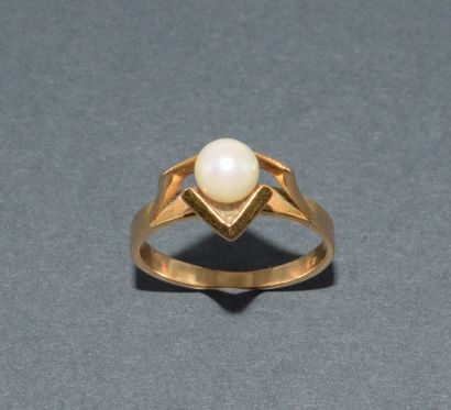 RING in 18k (750/°°) yellow gold adorned...